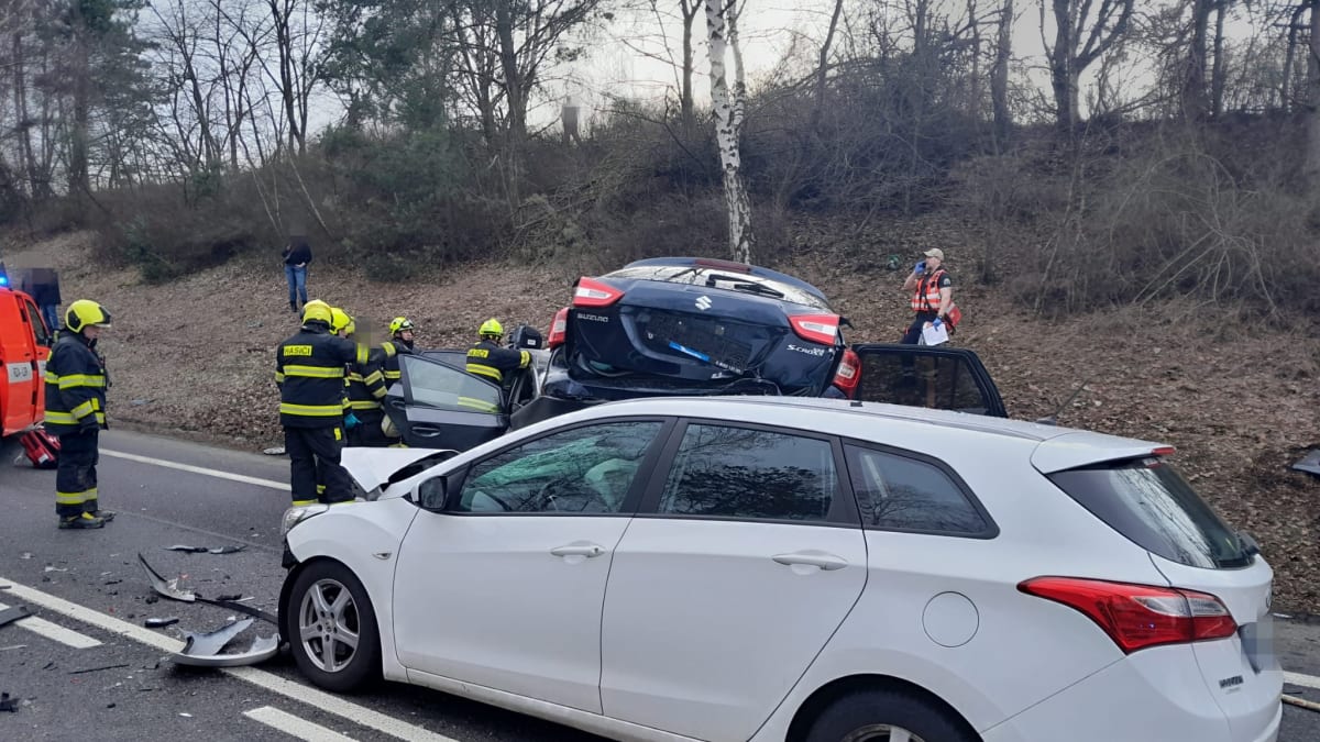 Vážná nehoda tří aut u Bystřice na Benešovsku