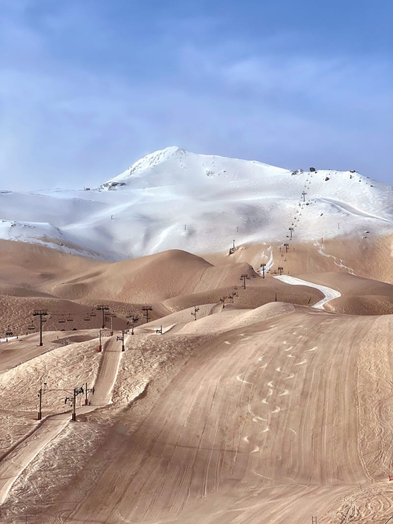 V roce 2022 spadl saharský prach na zasněžené Pyreneje.