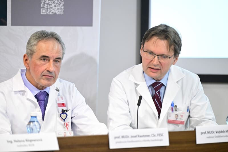 Přednosta kardiocentra a kliniky kardiologie Institutu klinické a experimentální medicíny IKEM Josef Kautzner (vlevo)