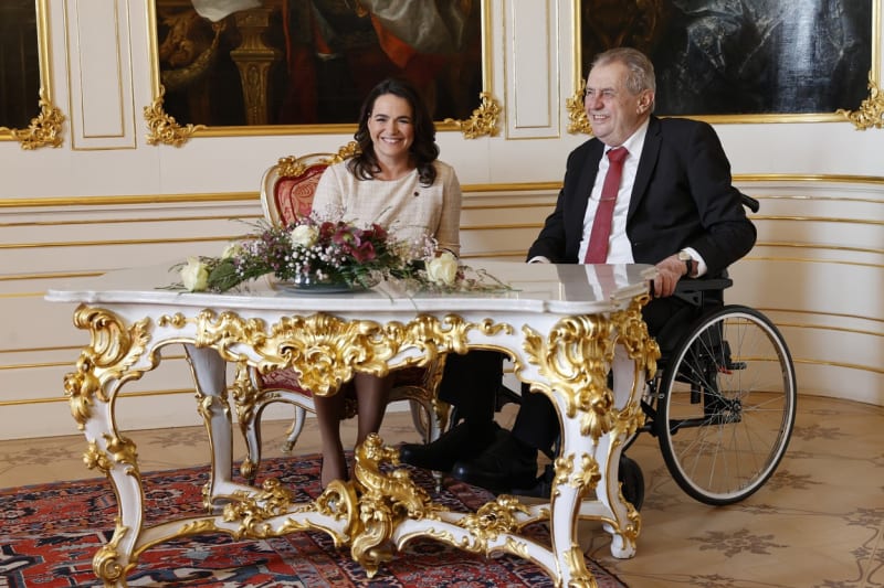 Maďarská prezidentka Katalin Nováková s bývalým českým prezidentem Milošem Zemanem