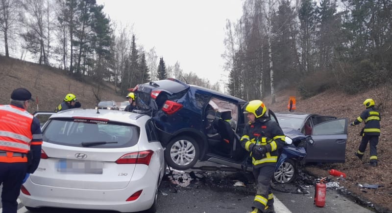 Vážná nehoda tří aut u Bystřice na Benešovsku