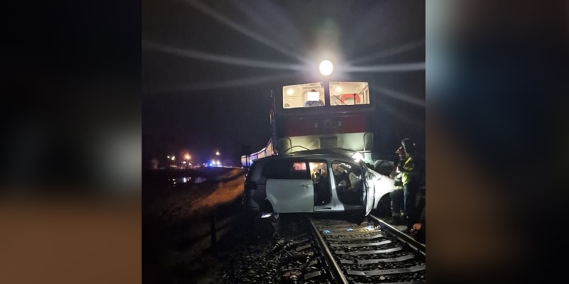 Vlak tlačil auto 300 metrů, řidič na místě zemřel.