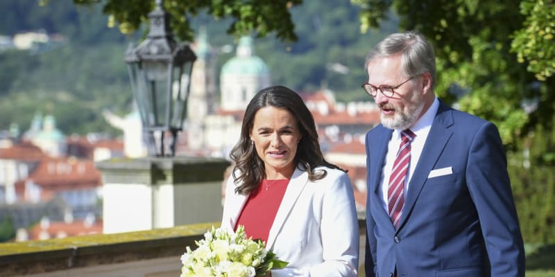 Maďarská prezidentka Katalin Nováková s českým premiérem Petrem Fialou (ODS)