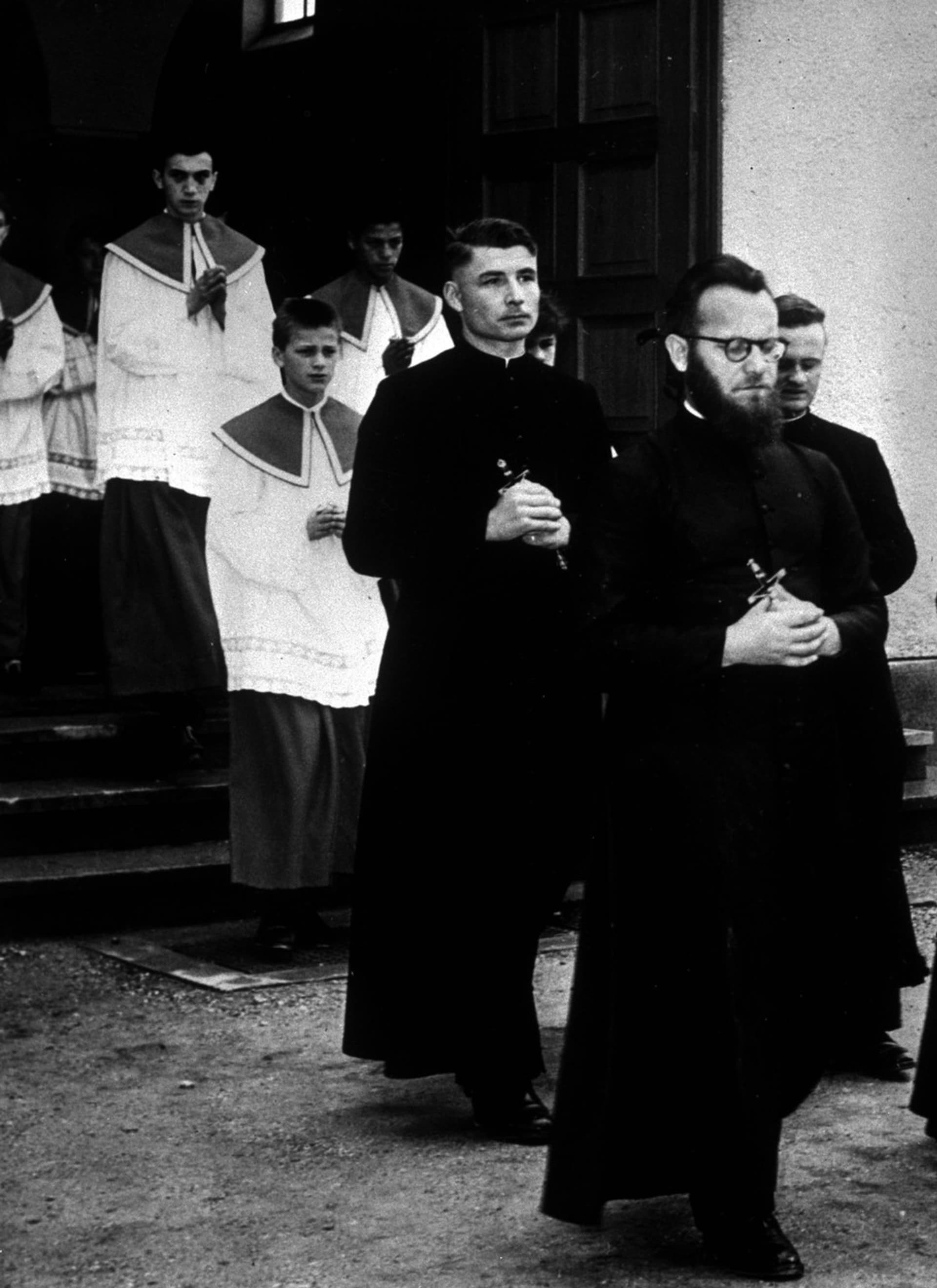Syn Martina a Gerdy Bormannových (uprostřed) se stal katolickým knězem