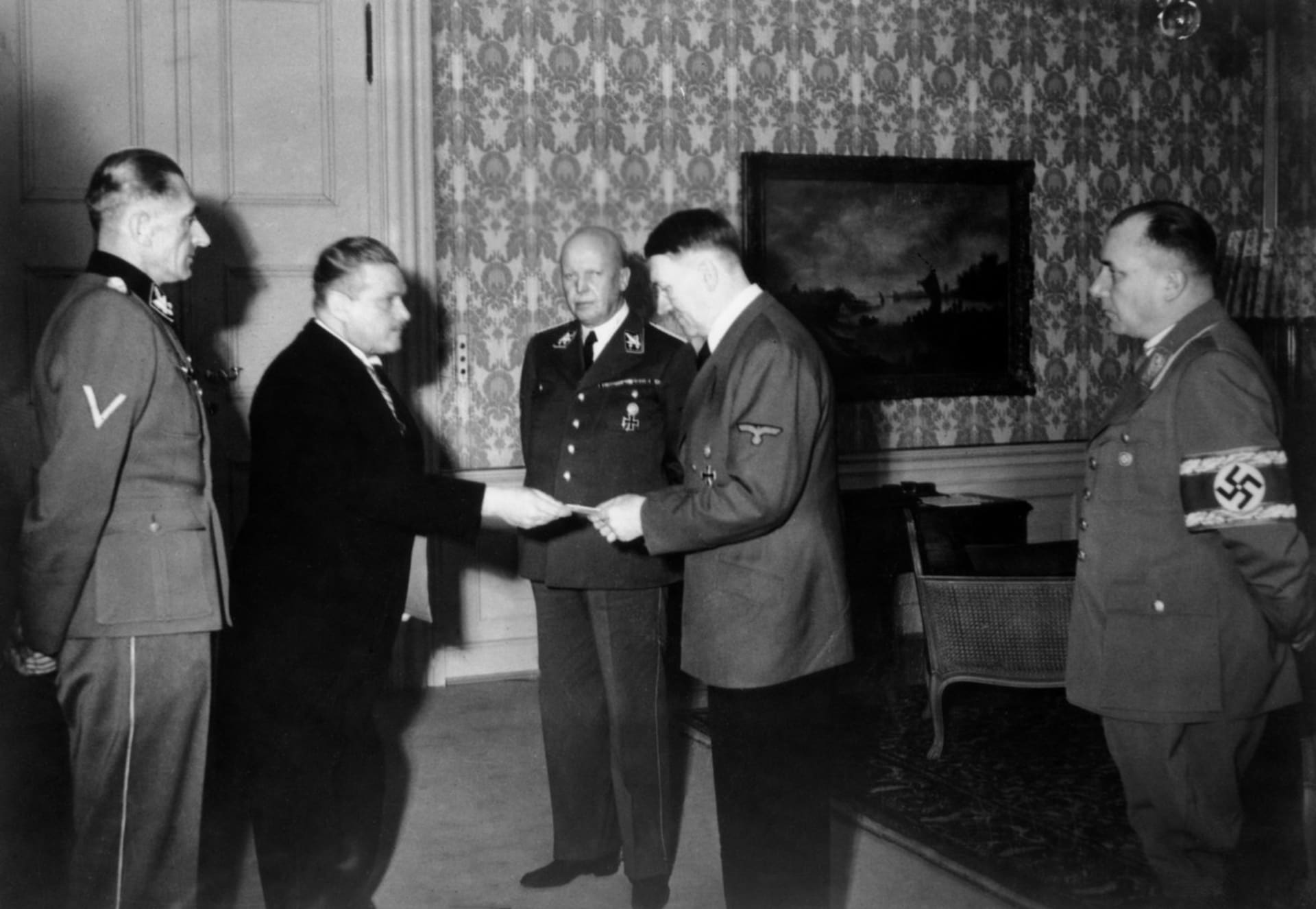 Martin Bormann (vpravo) s Adolfem Hitlerem v Hlavním stanu (1944)