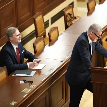 Premiér Petr Fiala (ODS) a šéf ANO Andrej Babiš v Poslanecké sněmovně