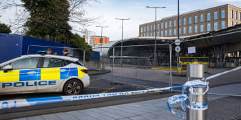 Otřesný případ z Británie: Čtyři děti měly na parkovišti u Manchesteru znásilnit mladou dívku