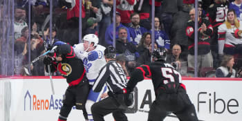 Hrůzná scéna v NHL: Gólovou oslavu ukončil podrážděný obránce, střelci dal hokejkou do hlavy
