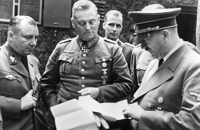 Martin Bormann (vlevo) byl jedním z nejbližších mužů Adolfa Hitlera (vpravo)