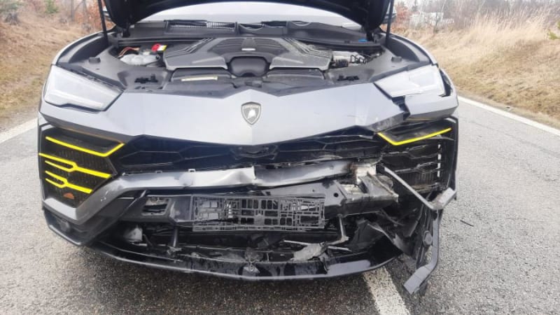Lamborghini u Českého Krumlova srazilo kance. Škoda vystřelila k několika stovkám tisíc korun