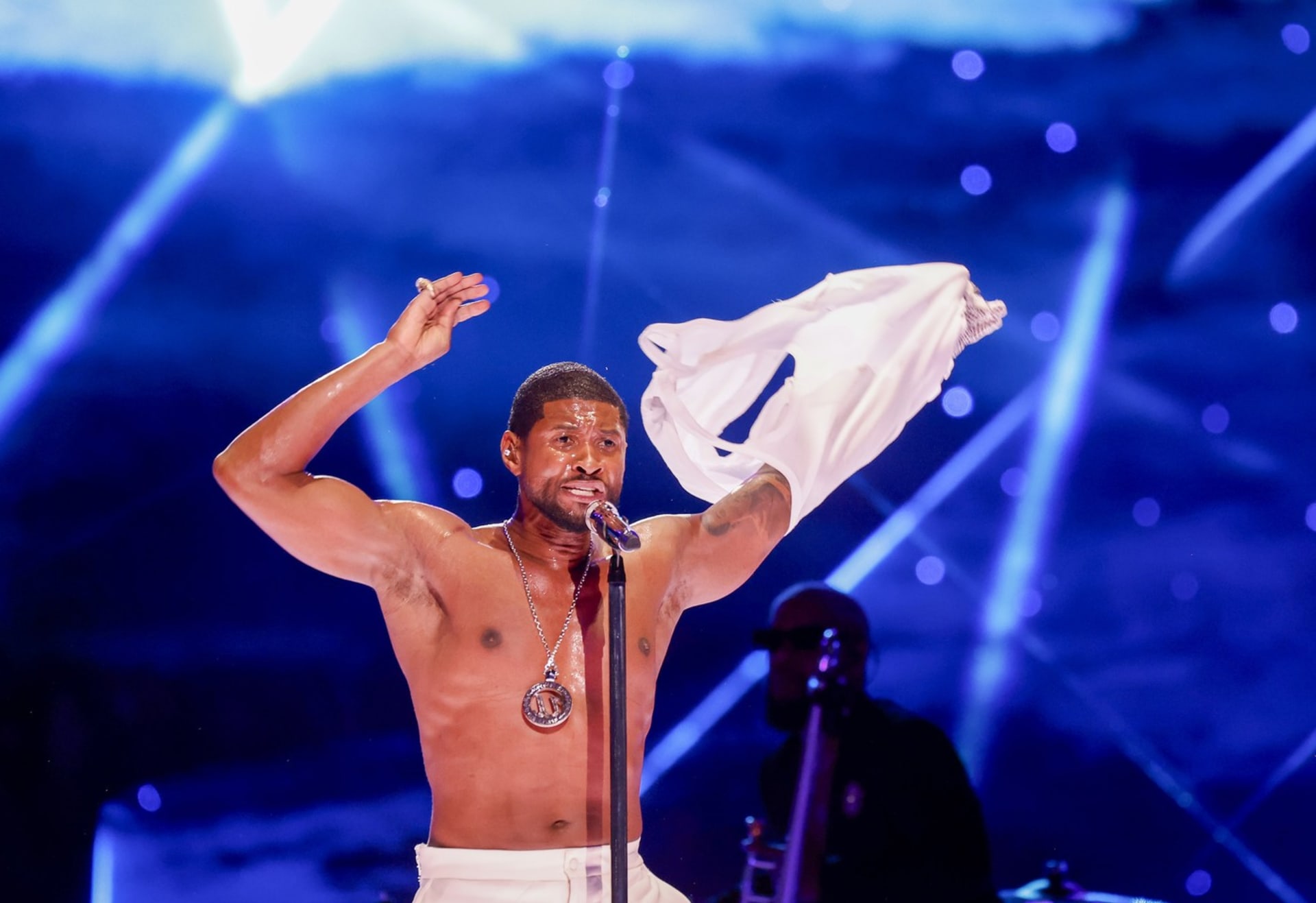 Usher předvedl na Super Bowlu striptýz.