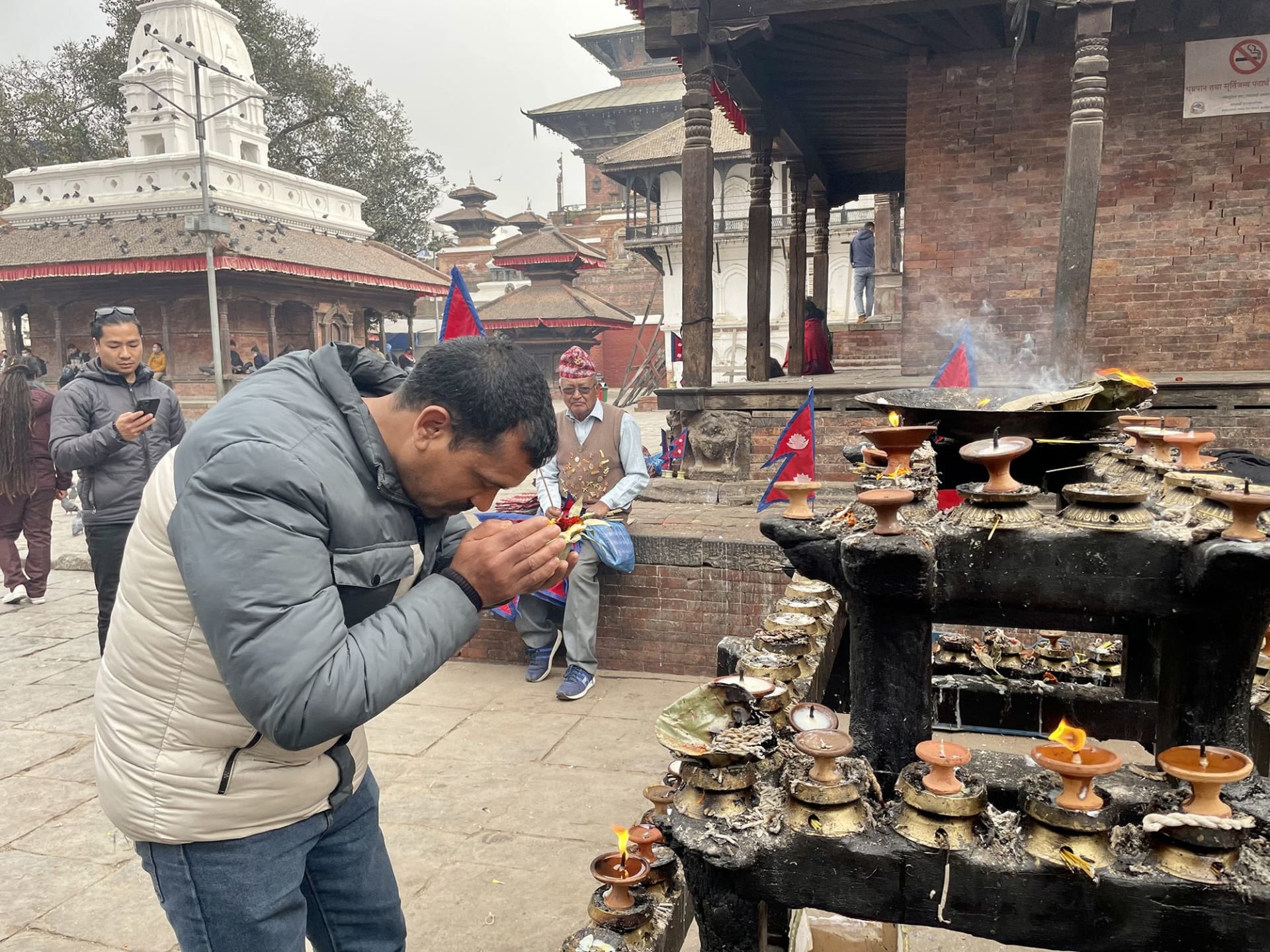 Ramchandra Khadka se před chrámem v Káthmándú modlí za své kolegy bojujících v řadách Rusů na Ukrajině 