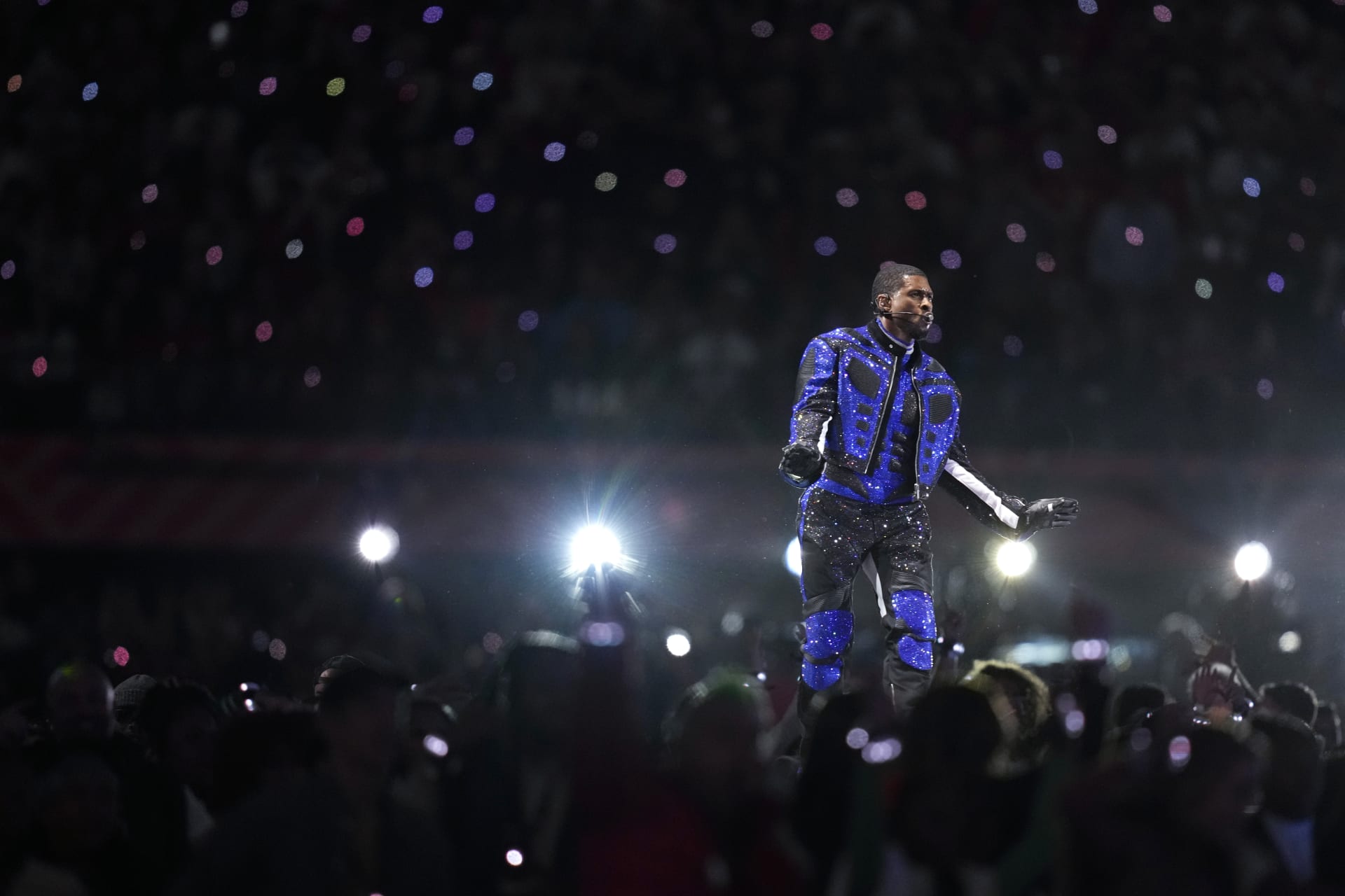 Zpěvák Usher předvedl obrovskou show. 