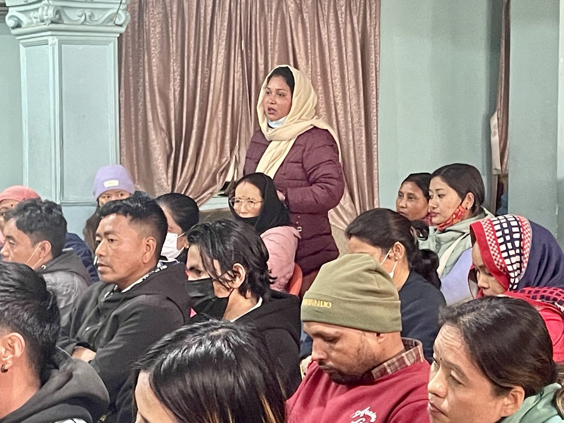 Januka Sunar a další příbuzní Nepálců bojujících za Rusko se scházejí v sídle vládnoucí Komunistické strany Nepálu (maoistické centrum) v Káthmándú, aby požádali vedení země o pomoc.