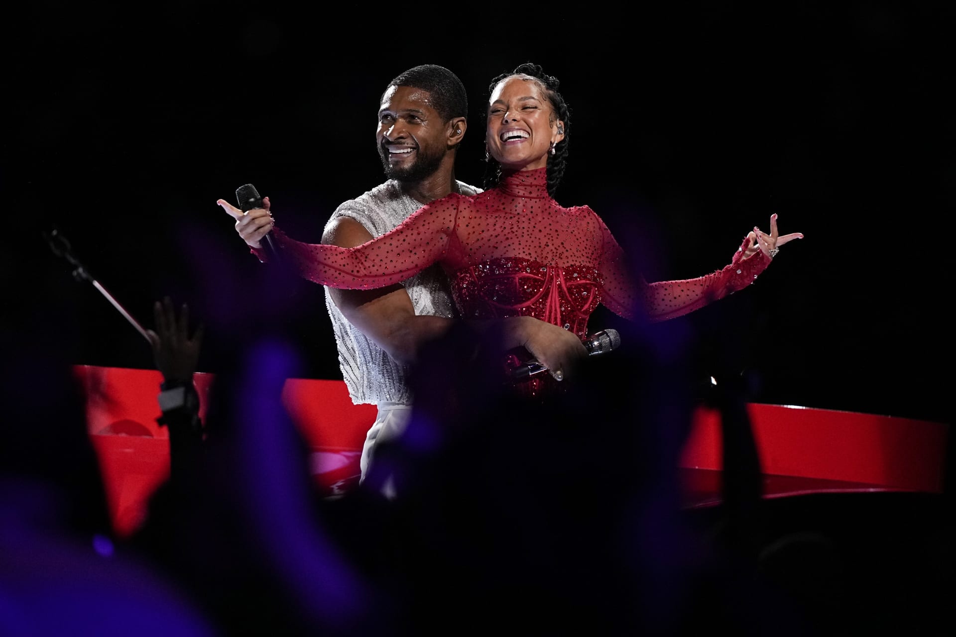 Zpěvák Usher vystoupil v poločase společně s Alicií Keys.