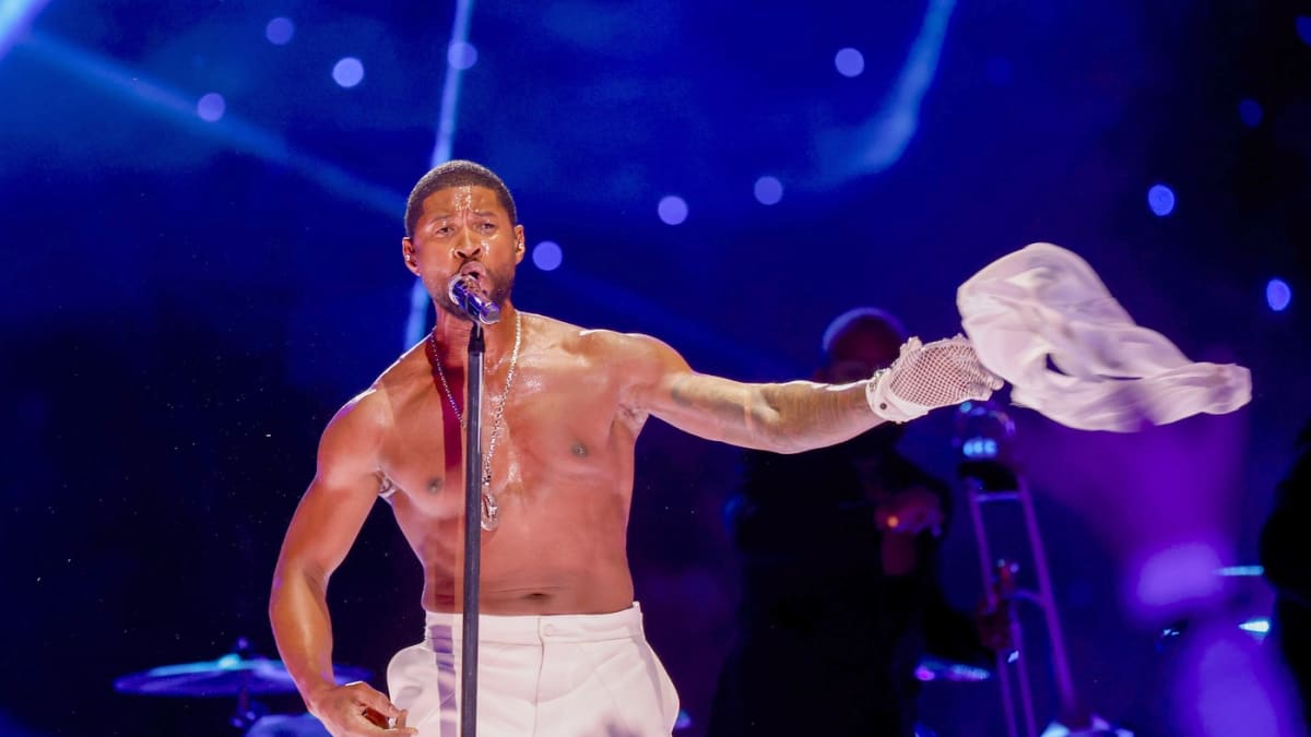 Usher předvedl na Super Bowlu striptýz.