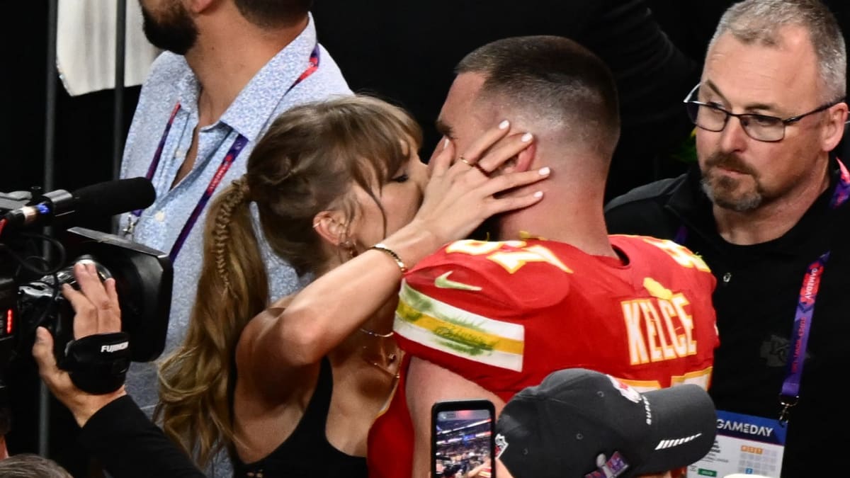 Taylor Swiftová a její partner Travis Kelce po utkání