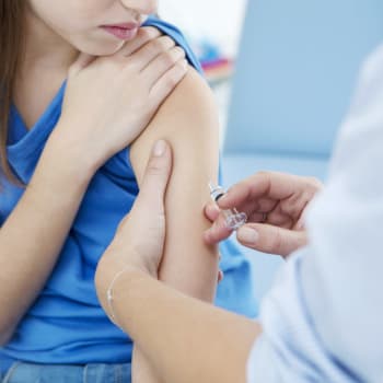Některá dětská očkování jsou proplácena pojišťovnou.