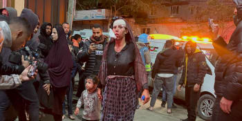 V Gaze měly zemřít desítky lidí čekající na pomoc. Násilnosti začali Palestinci, tvrdí Izrael
