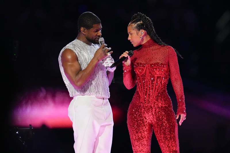 Zpěvák Usher vystoupil v poločase společně s Alicií Keys.