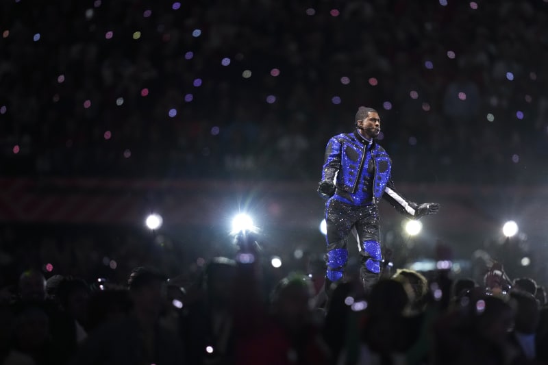 Zpěvák Usher předvedl obrovskou show. 