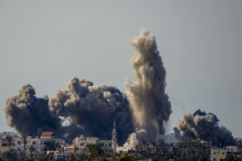 Údery Izraele v Rafáhu si vyžádaly životy zhruba stovky lidí, uvedly palestinské úřady kontrolované Hamásem.