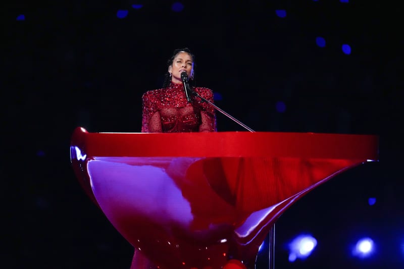 Alicia Keys během vystoupení na Super Bowlu.