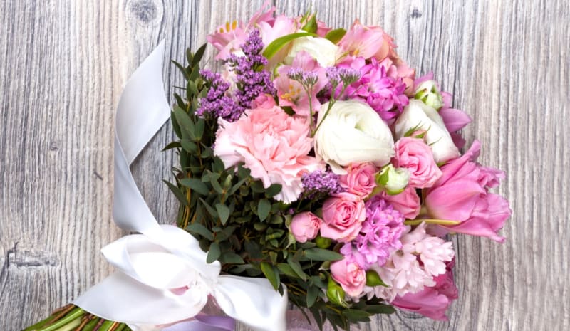 Řezané květiny jsou oblíbeným dárkem pro ženy. Aby vám kytice květin dělala radost co nejdéle, je třeba správná péče.