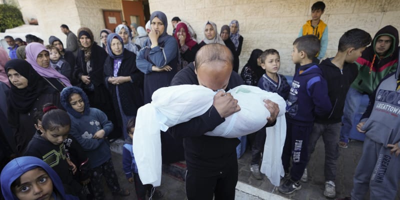 Údery Izraele v Rafáhu si vyžádaly životy desítek lidí, uvedly palestinské úřady.