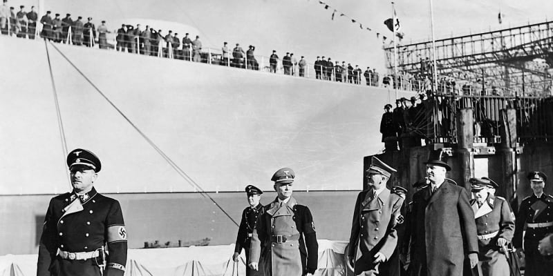 Hitler s Bismarckem v pozadí