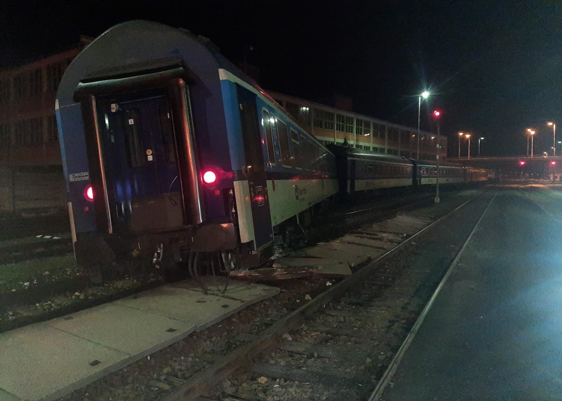 Při vykolejení vlaku se nikdo nezranil (13. 2. 2024).