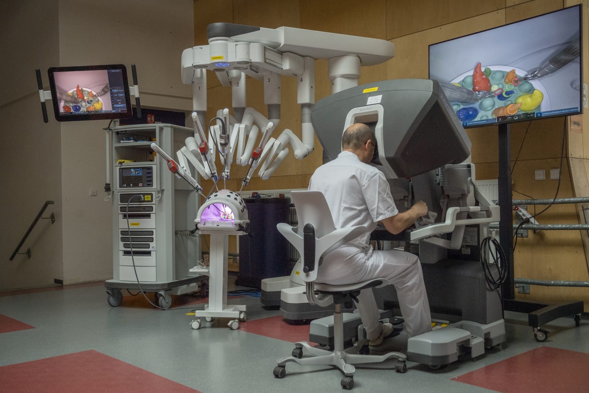 Chirurgické roboty už využívají i čeští lékaři
