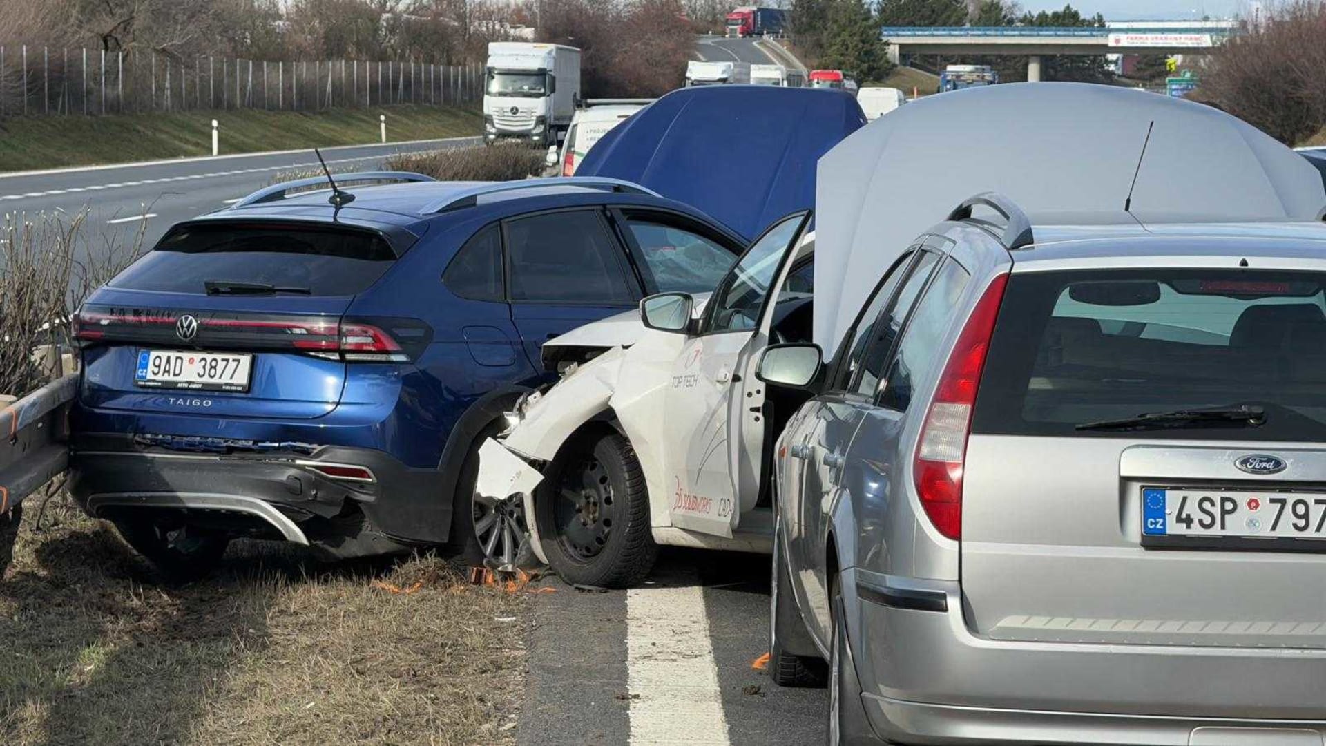 Na dálnici D8 došlo k hromadné nehodě sedmi aut (13. 2. 2024).