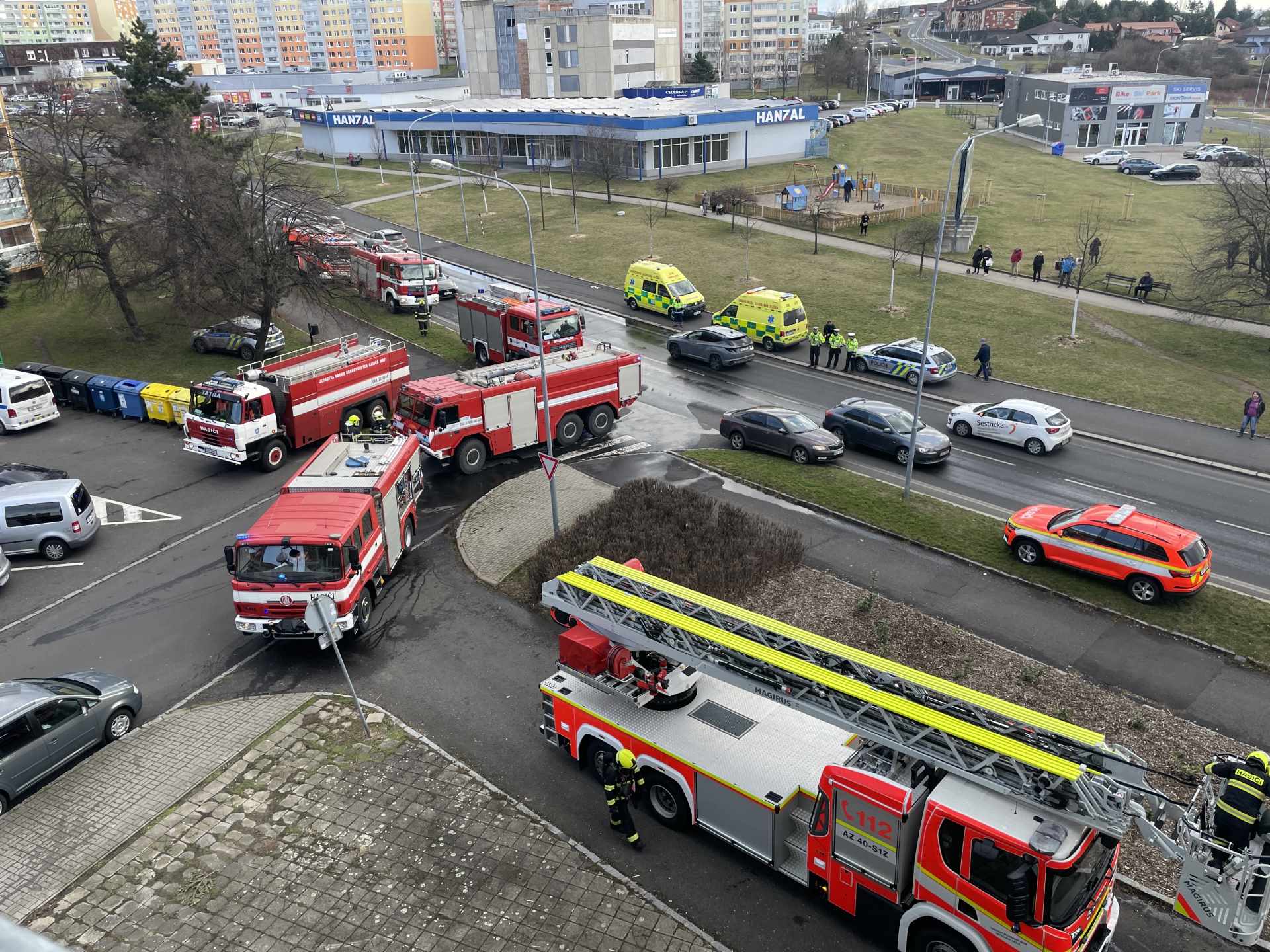 Hasiči zasahují u požáru panelového domu ve Višňové ulici v Mostě.