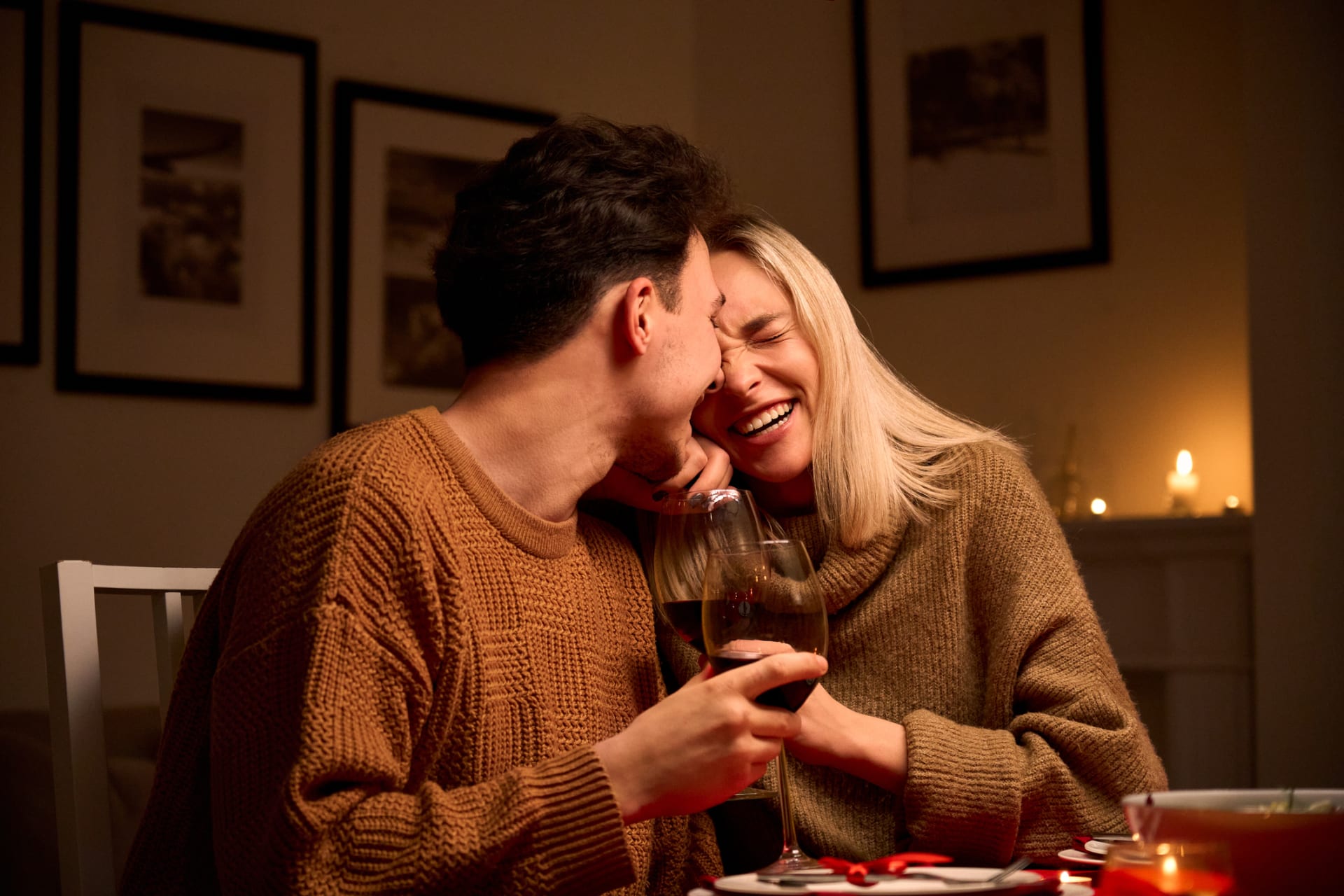 Udělejte si doma romantickou večeři při svíčkách.