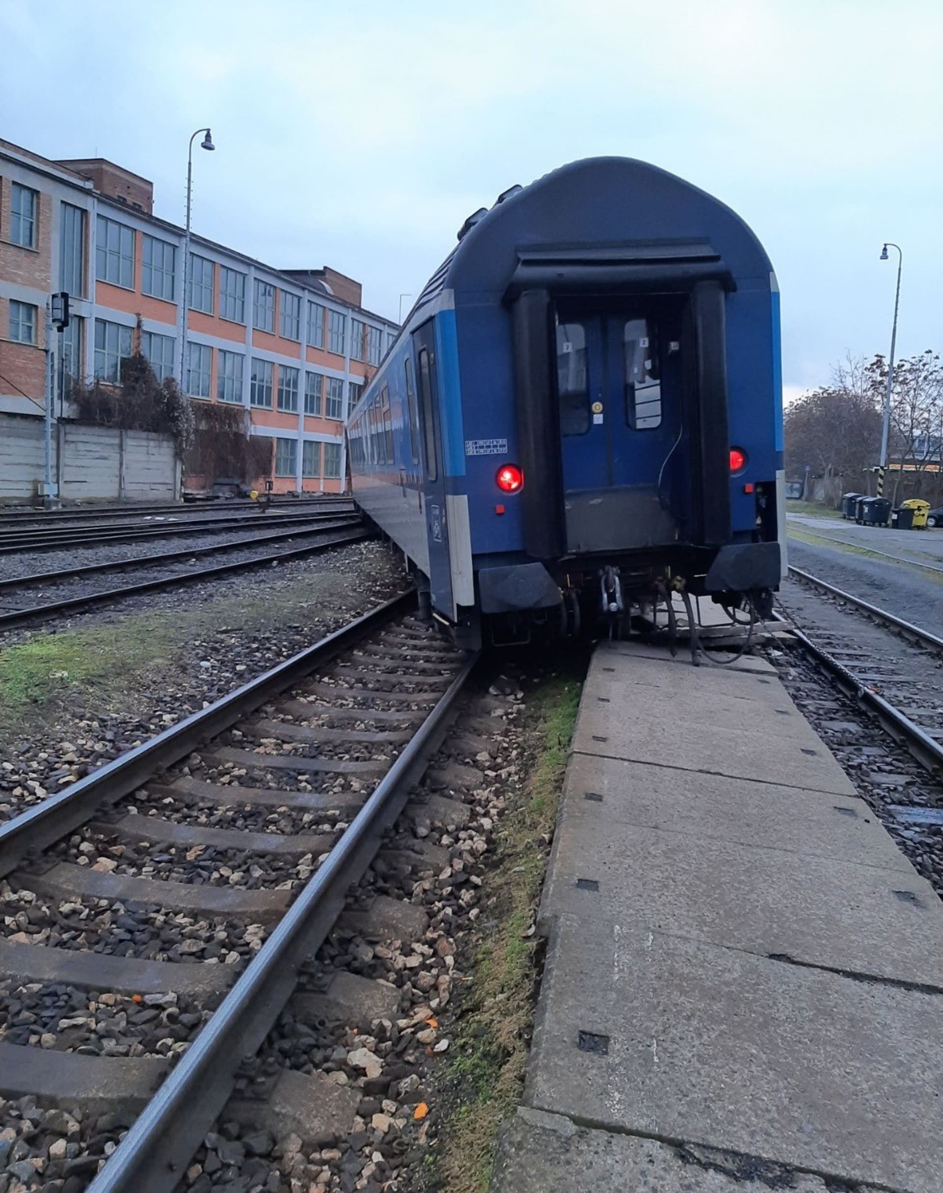 Při vykolejení vlaku se nikdo nezranil (13. 2. 2024).