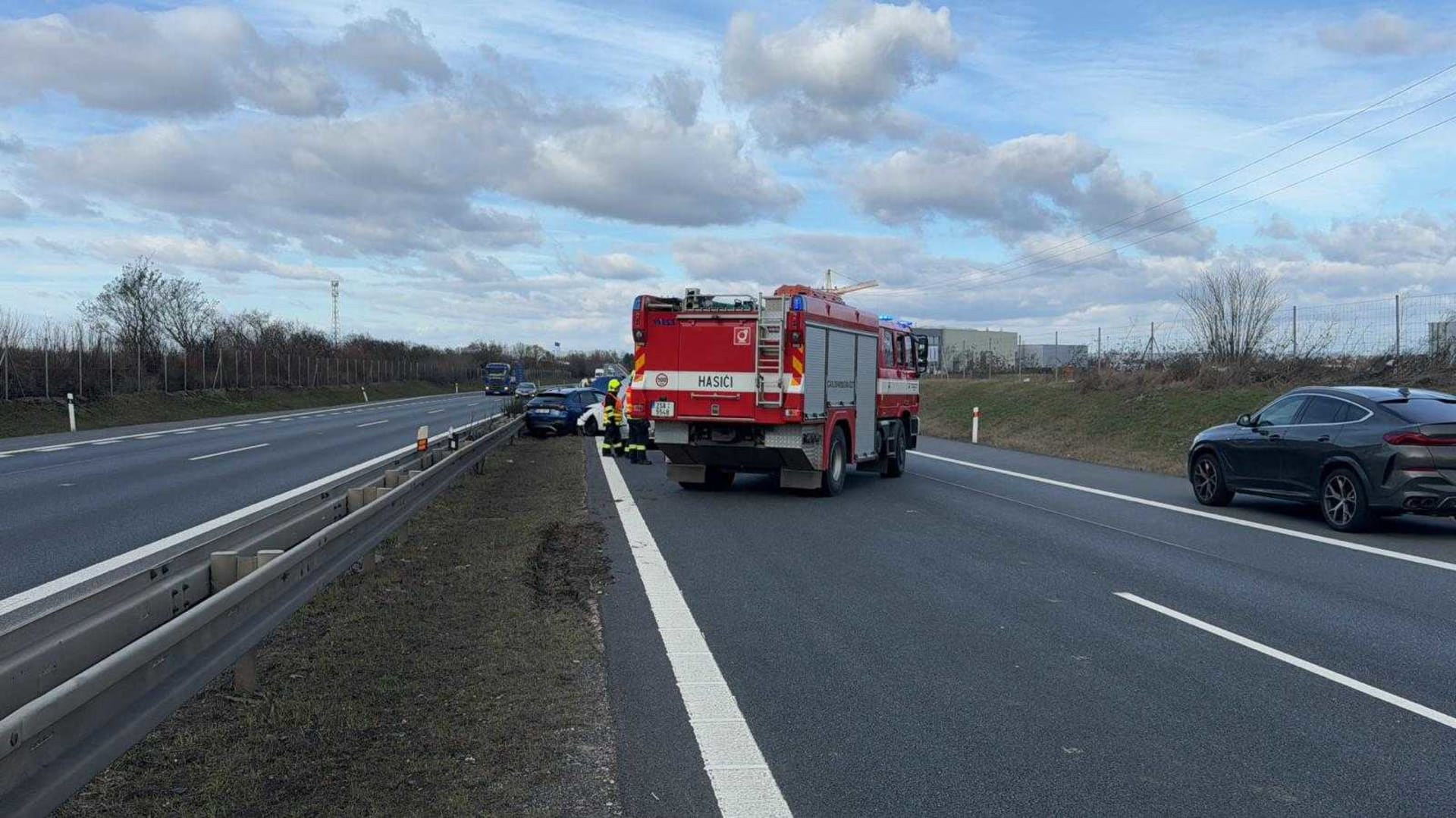 Na dálnici D8 došlo k hromadné nehodě sedmi aut (13. 2. 2024).