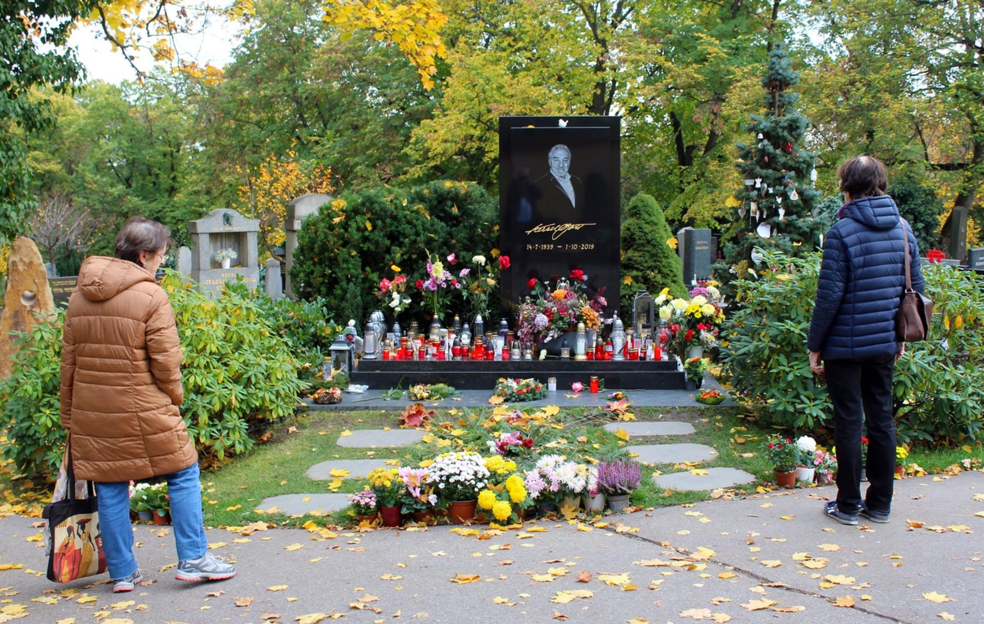 Hrob Karla Gotta na pražských Malvazinkách