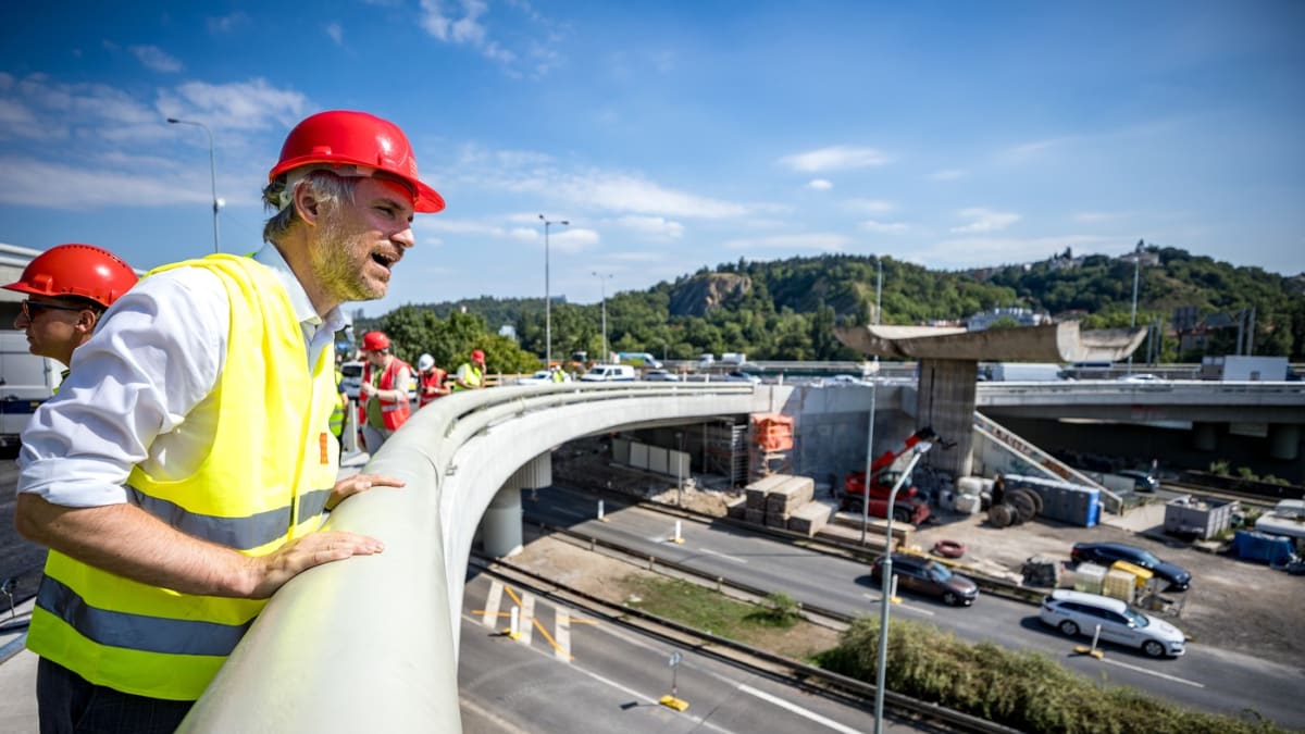 Náměstek Zdeněk Hřib (Piráti) na kontrole rekonstrukce Barrandovského mostu (23. 8. 2023).