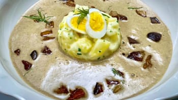 VE VARU: Krémová kulajda se smetanovými brambory, hříbky a křepelčím vajíčkem
