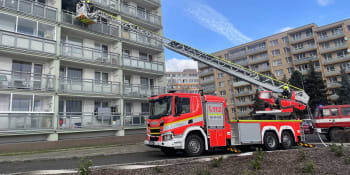 Ohnivé drama v Mostě: Hořel dvanáctipatrový panelák, hasiči k evakuaci využili i žebřík