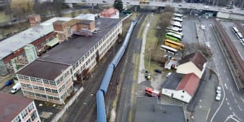 Ve Zlíně vykolejil vlak, provoz je omezen. Na místě jsou drážní hasiči i nehodový vůz