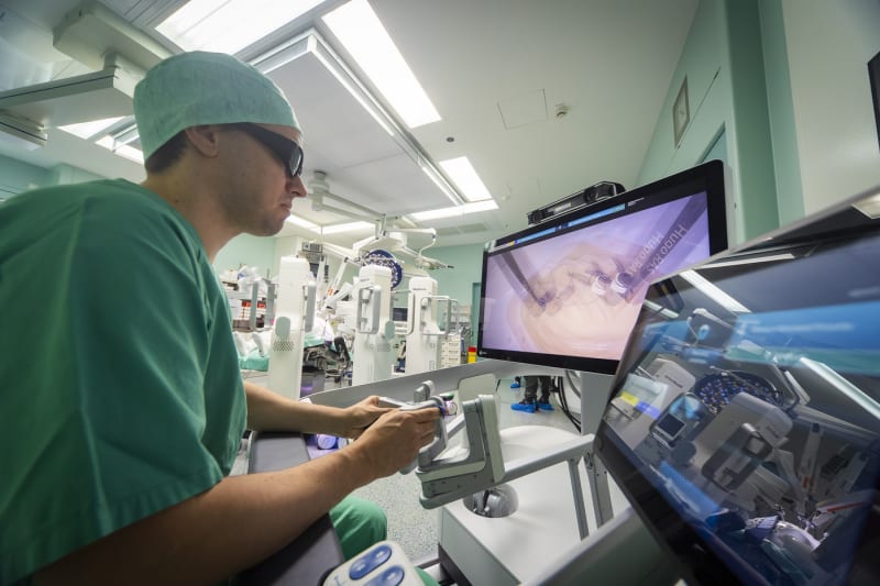 Roboty ovládají chirurgové na dálku
