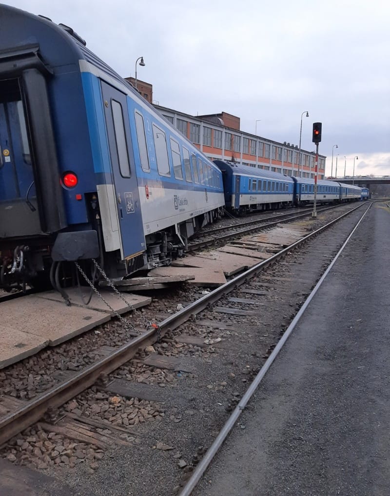 Při vykolejení vlaku se nikdo nezranil (13. 2. 2024)