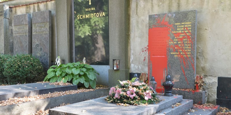 Hrob Klementa Gottwalda politý červenou barvou