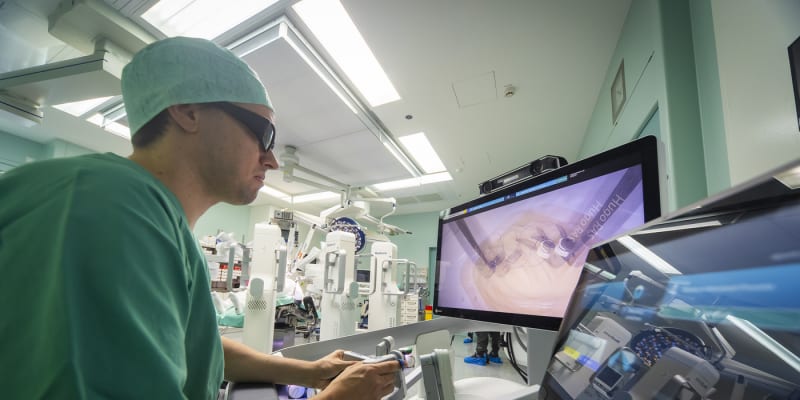 Roboty ovládají chirurgové na dálku