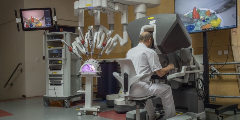 Chirurgické roboty už využívají i čeští lékaři