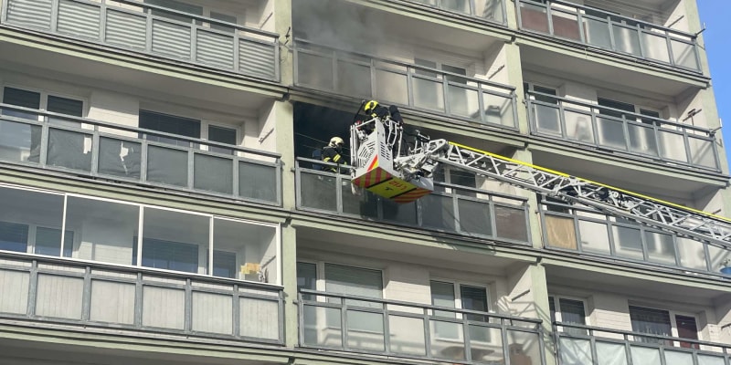 Hasiči zasahují u požáru panelového domu ve Višňové ulici v Mostě.