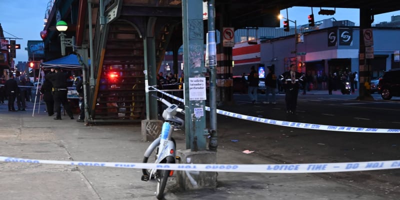 Útočník v newyorském metru zasáhl několik nevinných kolemjdoucích (12. 2. 2024).