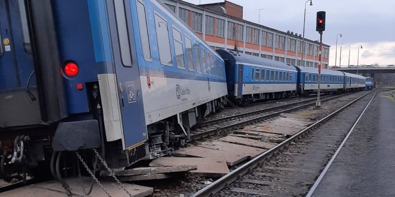Při vykolejení vlaku se nikdo nezranil (13. 2. 2024)